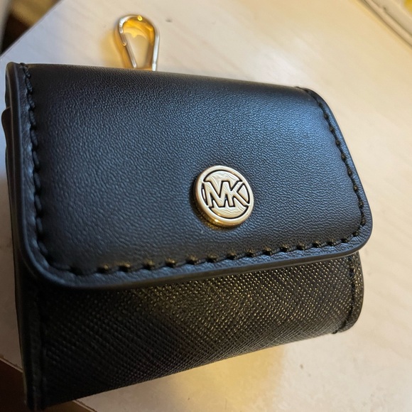 NEW Michael Kors AirPods case - Picture 2 of 8